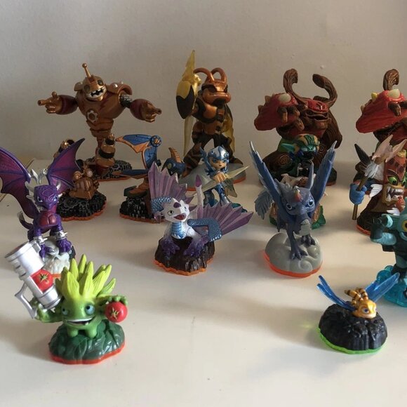 LOT OF 15 SKYLANDERS FIGURES SPYRO'S ADVENTURE MIXED CHARACTERS - Picture 1 of 4